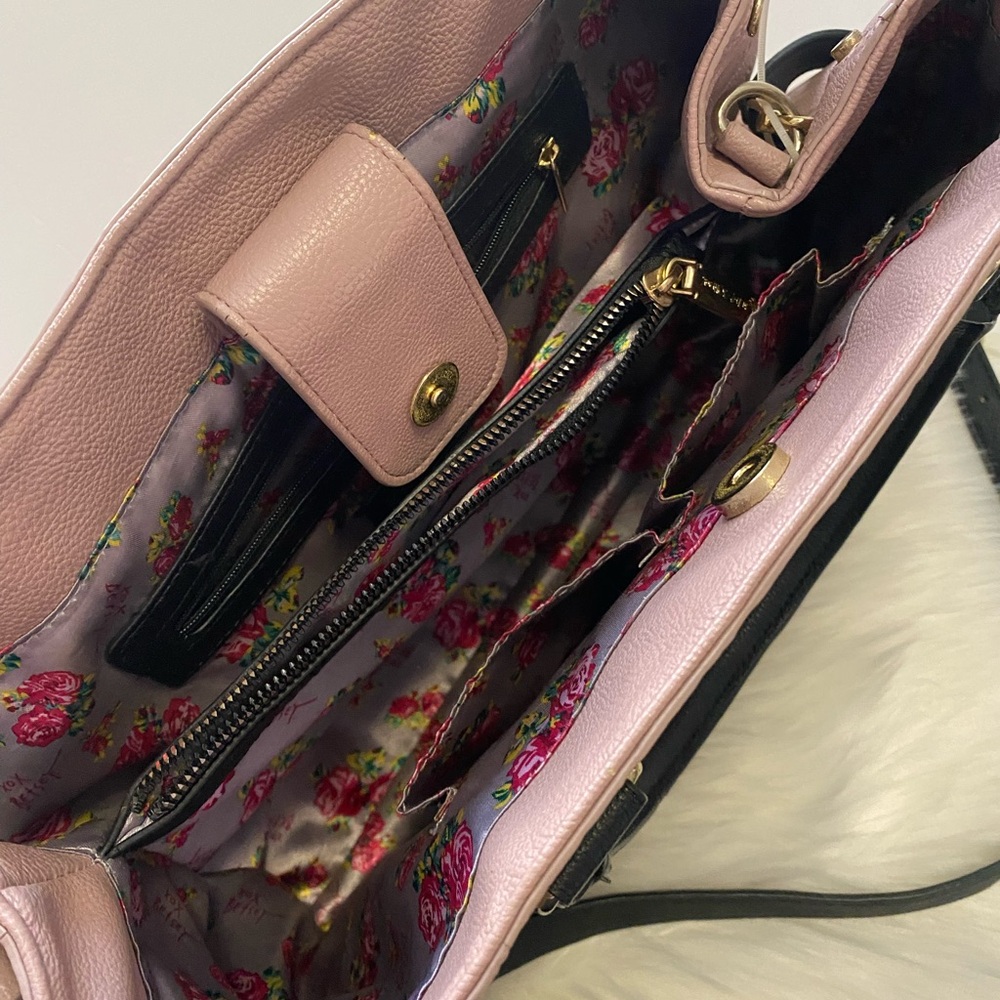 Betsy Johnson Mauve and black heart purse - Picture 4 of 9